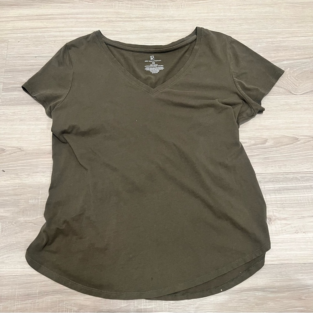 New York & Company Olive Short Sleeve V-Neck Tee